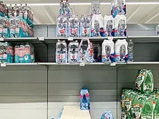 In questa e nelle altre foto dell'articolo la corsa alle casse d’acqua vista ieri mattina all’Eurospar e al Lando di Conselve