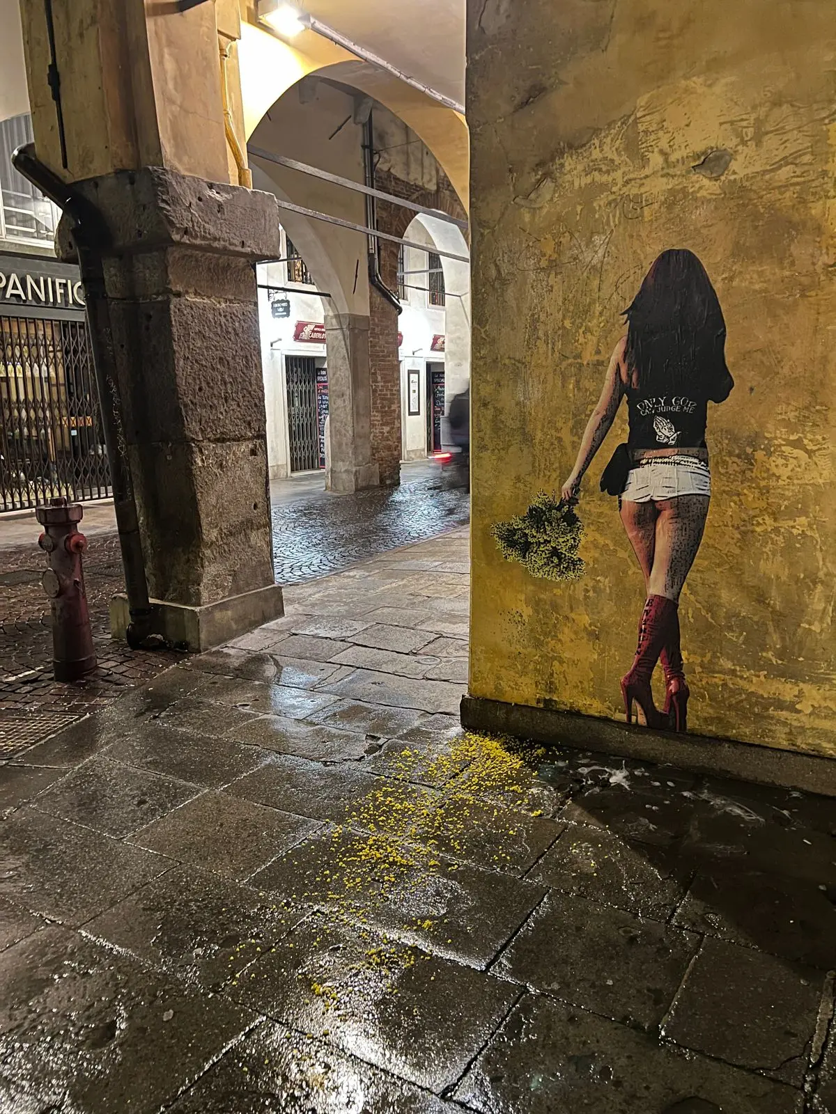 I fiori di mimosa a terra davanti all'opera