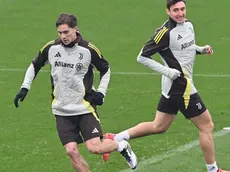 epa11767999 Juventus players Kenan Yildiz (L) and Andrea Cambiaso in action during a training session of the team in Turin, Italy, 10 December 2024. Juventus will face Manchester City in the UEFA Champions League on 11 December. EPA/ALESSANDRO DI MARCO