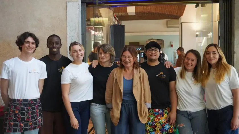 Il team di Pastasuta davanti al nuovo locale in piazza delle Erbe a Padova