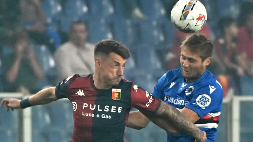 epa11624762 Genoaâ€™s Andrea Pinamonti (L) and Sampdoria's Simone Romagnoli (R) in action during the Italian Cup soccer match between Genoa CFC and UC Sampdoria, in Genoa, Italy, 25 September 2024. EPA/LUCA ZENNARO