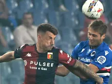 epa11624762 Genoaâ€™s Andrea Pinamonti (L) and Sampdoria's Simone Romagnoli (R) in action during the Italian Cup soccer match between Genoa CFC and UC Sampdoria, in Genoa, Italy, 25 September 2024. EPA/LUCA ZENNARO