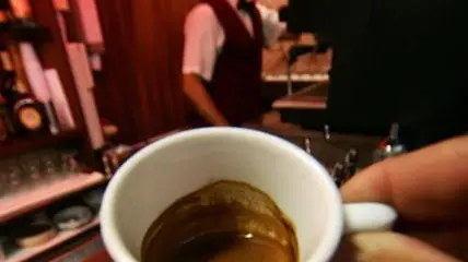 20060317 - ROMA - CRO : SALUTE, IL CAFFE' PROTEGGE IL FEGATO DA CIRROSI E CANCRO..Una tazzina di caffe' servita in un bar di Napoli in un'immagine d'archivio. Una tazzina di espresso? Puo' fare molto di piU' che liberarci dal torpore mattutino o del dopo pranzo: protegge infatti il nostro fegato da malattie gravi come la cirrosi epatica e il tumore, soprattutto quando il soggetto é ad alto rischio per queste patologie perché, ad esempio, consuma molti alcolici. E' il risultato di uno studio dell'Istituto di ricerche farmacologiche Mario Negri di Milano.....CIRO FUSCO-ARCHIVIO / ANSA / PAL