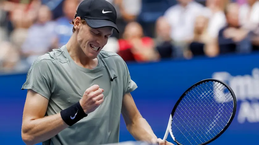epa11590341 Jannik Sinner of Italy reacts against Jack Draper of Great Britain during their men's semifinals match of the US Open Tennis Championships at the USTA Billie Jean King National Tennis Center in Flushing Meadows, New York, USA, 06 September 2024. EPA/JOHN G. MABANGLO
