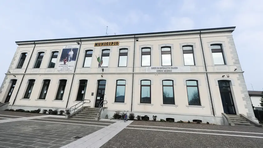 CESARO ph. Zangirolami Ospedaletto (PD), 05.12.2015 Intitolazione della via adiacente la chiesa e del patronato a Sor Bernardetta Boggian. Nella foto: il municipio con l'immagine della religiosa
