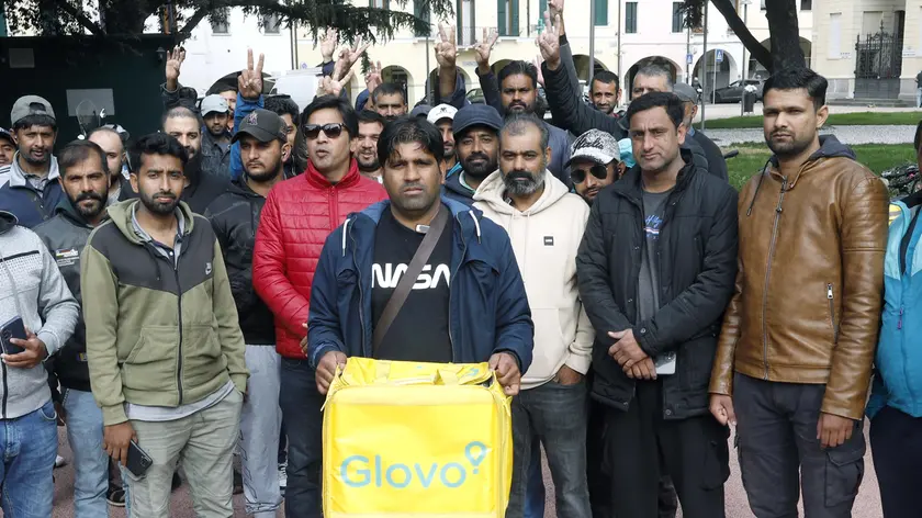 I rider in piazza Mazzini impegnati nella protesta per rivendicare maggiori stipendi e diritti (foto Bianchi)