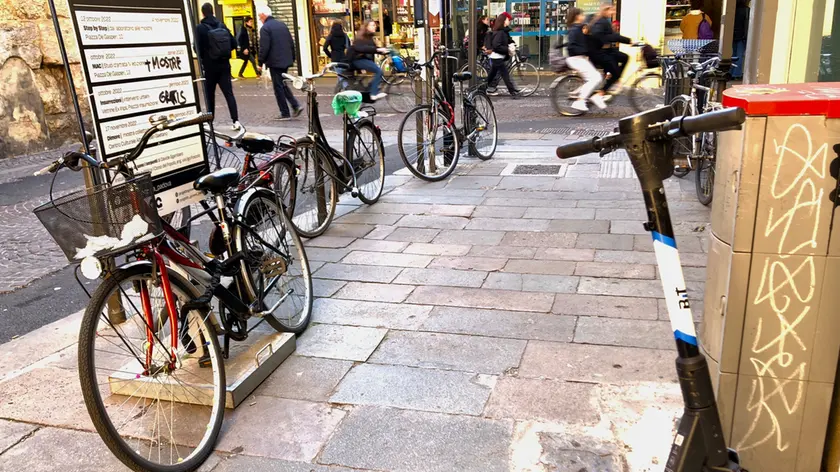 Bici e monopattini abbandonati dove capita, immagine frequente a Padova