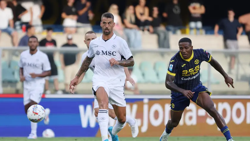 Napoli's Leonardo Spinazzola (L) and Hellas Verona's Jackson Tchatchoua during the Italian Serie A soccer match Hellas Verona vs SSC Napoli at Marcantonio Bentegodi stadium in Verona, Italy 18 august 2024. ANSA/FILIPPO VENEZIA