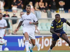 Napoli's Leonardo Spinazzola (L) and Hellas Verona's Jackson Tchatchoua during the Italian Serie A soccer match Hellas Verona vs SSC Napoli at Marcantonio Bentegodi stadium in Verona, Italy 18 august 2024. ANSA/FILIPPO VENEZIA