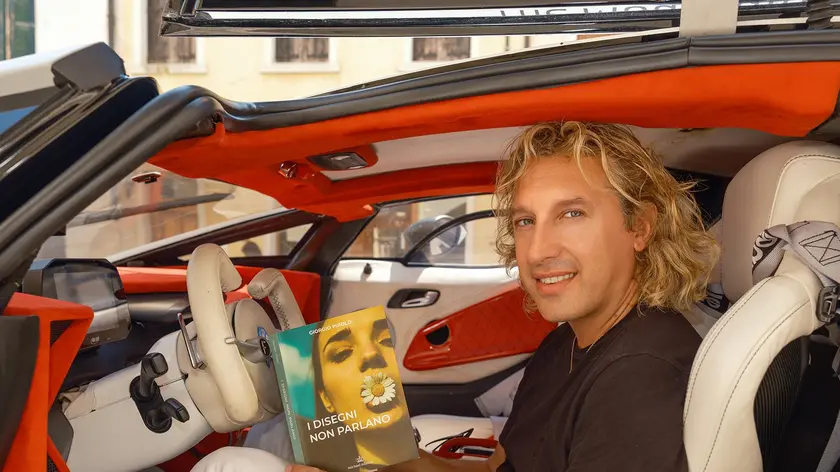 Giorgio Pirolo al volante di una delle supercar da lui disegnate