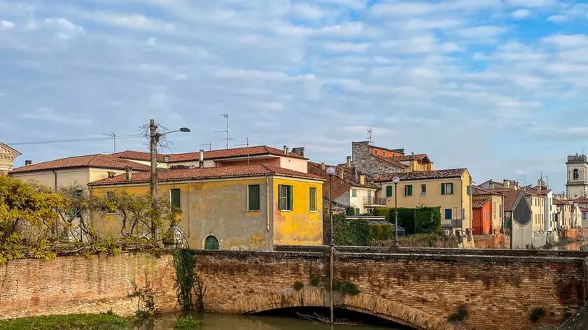Este (PD) 10 dicembre 2020. Livello del fiume Bisatto sui ponti di Este. Nella foto: il livello del fiume Bisatto sul ponte di Via Isidoro Alessi