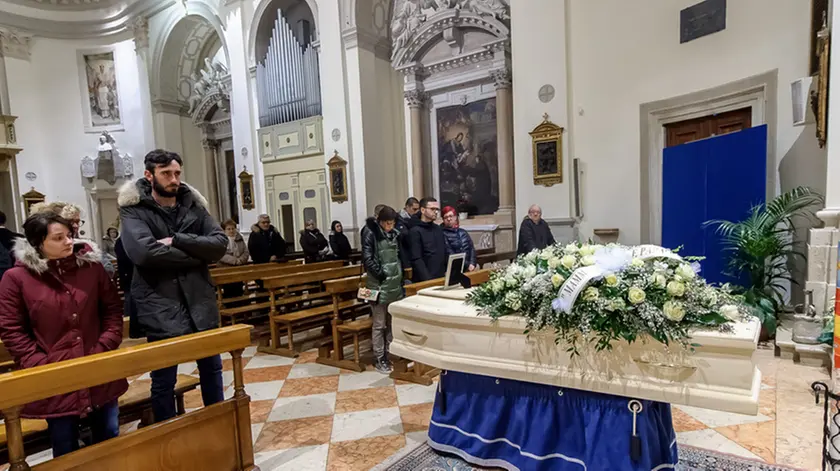 Bagnoli (PD), 01.02.2017. Arrivo salma e veglia funebre della piccola Giulia Morandi. Nella foto: la bara bianca con rose bianche e il padre della bimba.