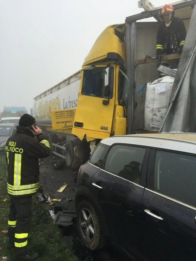 Ci sono alcuni feriti nel maxi tamponamento verificatosi sulla A13, di cui uno è in gravi condizioni. Lo spiega Autostrade per l'Italia dando alcuni dati dell'incidente avvenuto sulla Bologna-Padova alle 9:15 circa, con la chiusura dell'arteria tra Altedo e Ferrara sud in entrambe le direzioni. Le condizioni di visibilità ridotta a 80 metri per nebbia erano segnalate tramite i pannelli a messaggio Variabile e per radio. In uno degli incidenti è rimasto coinvolto un pullman con qualche passeggero contuso lievemente, mentre in un altro il conducente di un'autovettura è rimasto ferito gravemente ed è stato necessario l'intervento dell'elisoccorso. Sul posto sono intervenute le pattuglie della polizia stradale, le squadre dei vigili del fuoco, i soccorsi sanitari e meccanici, oltre al personale di Autostrade per l'Italia della Direzione 3/o Tronco di Bologna. Autostrade per l'Italia consiglia agli utenti provenienti da Bologna e diretti verso Padova, dopo l'uscita obbligatoria ad Altedo, di percorrere la viabilità ordinaria verso Ferrara e rientrare a Ferrara Sud. Agli utenti provenienti da Padova e diretti verso Bologna si consiglia il percorso inverso. ANSA/POLIZIA ANSA PROVIDES ACCESS TO THIS HANDOUT PHOTO TO BE USED SOLELY TO ILLUSTRATE NEWS REPORTING OR COMMENTARY ON THE FACTS OR EVENTS DEPICTED IN THIS IMAGE; NO ARCHIVING; NO LICENSING