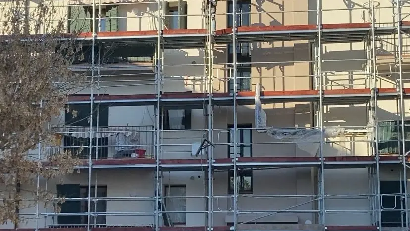 Alcune immagini del cantiere irregolare, palazzina Ater per il Superbonus in via Pizzamani a Voltabarozzo