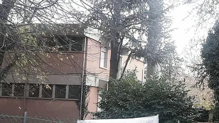 Uno striscione di incoraggiamento davanti alla casa di riposo Beggiato