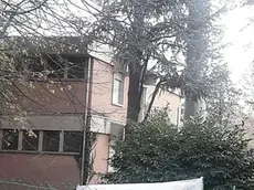 Uno striscione di incoraggiamento davanti alla casa di riposo Beggiato