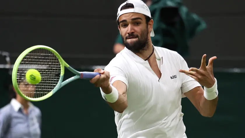 epa10735149 Matteo Berrettini of Italy in action against Alexander Zverev of Germany during their Men's Singles third round match at the Wimbledon Championships, Wimbledon, Britain, 08 July 2023. EPA/ISABEL INFANTES EDITORIAL USE ONLY