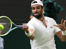 epa10735149 Matteo Berrettini of Italy in action against Alexander Zverev of Germany during their Men's Singles third round match at the Wimbledon Championships, Wimbledon, Britain, 08 July 2023. EPA/ISABEL INFANTES EDITORIAL USE ONLY