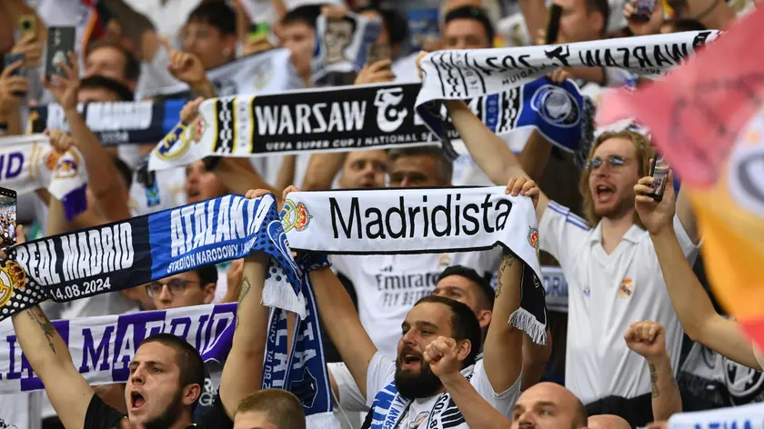 epa11549107 Supporters of Real Madrid pose before the UEFA Super Cup soccer match between Real Madrid and Atalanta BC at PGE Narodowy Stadium in Warsaw, Poland, 14 August 2024. Piotr Nowak EPA/Piotr Nowak POLAND OUT
