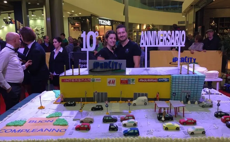 Una torta speciale per il decennale del centro commerciale di Albignasego