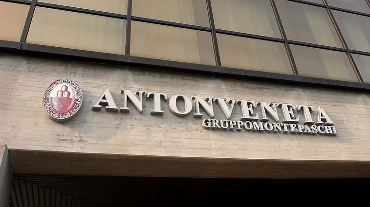 NUOVA INSEGNA SULLA SEDE DELLA BANCA ANTONIANA POPOLARE VENETA DI PADOVA. ACCANTO AD ANTONVENETA C'E' LA SCRITTA MPS MONTE PASCHI SIENA..
