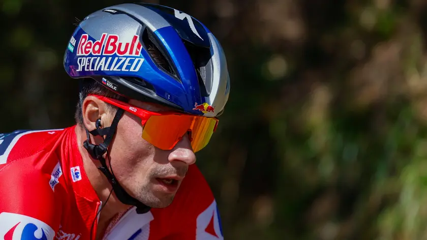 epa11591272 Slovenian rider and overall leader Primoz Roglic of Red Bull-BORA-hansgrohe team in action during the 20th stage of the Vuelta a Espana cycling race over 172 km from Villarcayo to Picon Blanco, Spain, 07 September 2024. EPA/JAVIER LIZON