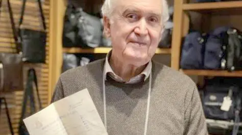 Adriano Giuriati, nipote del fondatore della bottega, con l'atto notarile di acquisto.