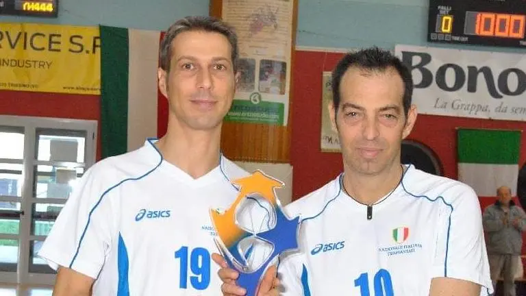 Matteo Guerra a sinistra con la maglia della nazionale dializzati e trapiantati di pallavolo