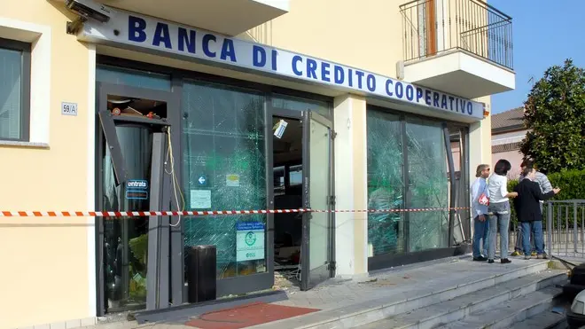 Belluco tentativo di scasso con l'esplosivo alla Banca di Cred. Coop. di Boara Pisani. Provinci