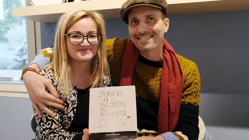 Andrea Bizzotto con la moglie Maria e il libro scritto per la figlia Giulia Grace