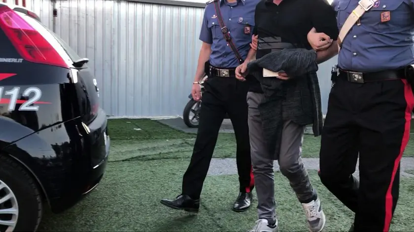 Un momento dell'operazione dei Carabinieri del Comando Provinciale di Roma, svoltasi nella Capitale ed in provincia di Viterbo, per dare esecuzione ad un'ordinanza che dispone misure cautelari nei confronti di 7 persone, emessa dal Gip di Roma su richiesta della locale Procura Direzione Distrettuale Antimafia, a carico di un'associazione, egemone nel quartiere capitolino di Montespaccato, capeggiata dai fratelli Franco e Roberto Gambacurta, finalizzata alla detenzione e alla cessione al dettaglio di sostanze stupefacenti, in prevalenza cocaina, 10 luglio 2019. ANSA/ CARABINIERI +++ ANSA PROVIDES ACCESS TO THIS HANDOUT PHOTO TO BE USED SOLELY TO ILLUSTRATE NEWS REPORTING OR COMMENTARY ON THE FACTS OR EVENTS DEPICTED IN THIS IMAGE; NO ARCHIVING; NO LICENSING +++