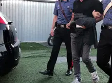 Un momento dell'operazione dei Carabinieri del Comando Provinciale di Roma, svoltasi nella Capitale ed in provincia di Viterbo, per dare esecuzione ad un'ordinanza che dispone misure cautelari nei confronti di 7 persone, emessa dal Gip di Roma su richiesta della locale Procura Direzione Distrettuale Antimafia, a carico di un'associazione, egemone nel quartiere capitolino di Montespaccato, capeggiata dai fratelli Franco e Roberto Gambacurta, finalizzata alla detenzione e alla cessione al dettaglio di sostanze stupefacenti, in prevalenza cocaina, 10 luglio 2019. ANSA/ CARABINIERI +++ ANSA PROVIDES ACCESS TO THIS HANDOUT PHOTO TO BE USED SOLELY TO ILLUSTRATE NEWS REPORTING OR COMMENTARY ON THE FACTS OR EVENTS DEPICTED IN THIS IMAGE; NO ARCHIVING; NO LICENSING +++