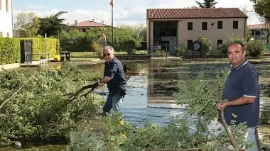 SINDACI. A destra, la riunione dei primi cittadini dei paesi colpiti Sopra, alberi abbattuti dalla tromba d’aria ad Albignasego