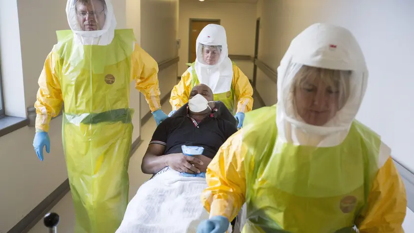 Esercitazione anti Ebola in Gran Bretagna ANSA /HO HANDOUT EDITORIAL USE ONLY/NO SALES