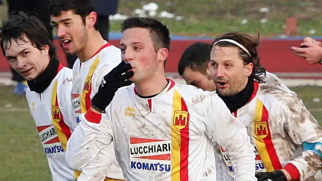 stella partita este(bianchi) manzanese(arancio) ph.zangirolami nella foto: fabbro(n18 este)esulta con i compagni e manda un bacio al pubblico x il goal della vittoria