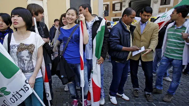 Un momento del sit-in in corso davanti alla Camera per chiedere il riconoscimento dello stato di cittadino italiano a tutti i figli di immigrati nati e cresciuti nel nostro Paese, oggi 27 aprile 2011 a Roma. ANSA/ALESSANDRO DI MEO