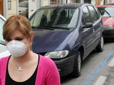 TOME' TREVISO RAGAZZA CON MASCHERINA IN CITTA' AGENZIA FOTOGRAFICA FOTOFILM