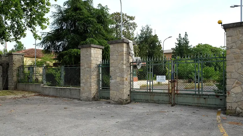 I cancelli di ingresso della caserma Primo Roc, a Giarre
