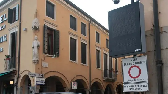 BARON - AGENZIA BIANCHI - PADOVA - NUOVO PANNELLO LED E TELECAMERA VIA DEL SANTO