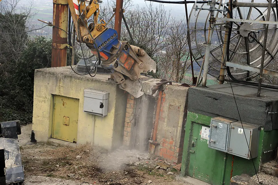 Calaone di Baone (PD), 04.02.2015 Inizio abbattimento antenne sul monte Cero ph. Zangirolami Nella foto: la ruspa inizia l'abbattimento