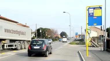 LA FERMATA SITA. Si trova lungo la Sr 10 e non è riparata da una pensilina