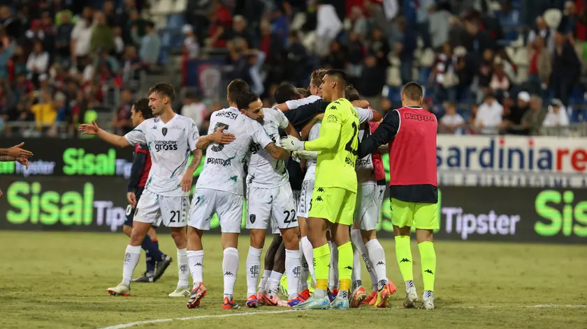 Players of Empoli celebrate the victory at the end of the Italian Serie A soccer match Cagliari calcio vs Empoli FC at the Unipol domus in Cagliari, Italy, 20 September 2024 ANSA/FABIO MURRU