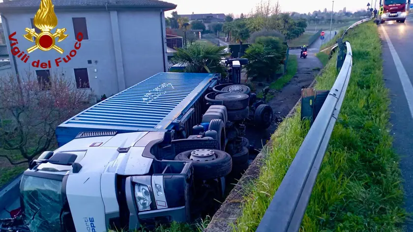 Il camion finito fuori strada a Sant'Angelo di Piove