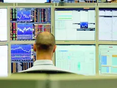Un operatore di Borsa di una banca davanti ai monitor, Milano, 19 Ottobre 2018..ANSA / MATTEO BAZZI