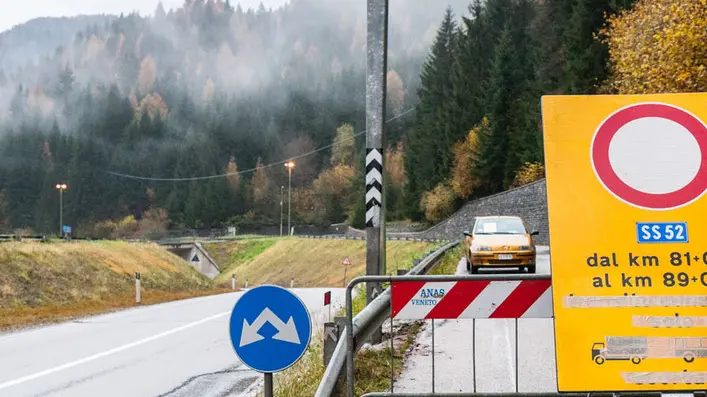 La deviazione all'imbocco della galleria che porta in Comelico dal Cadore.