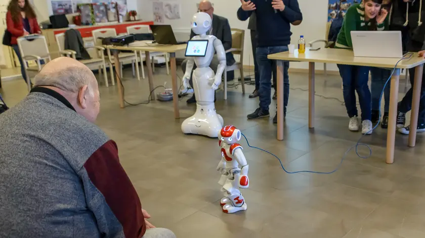 Lozzo Atestino, 25.01.17 - I robot Nao e Pepper interagiscono con gli anziani ospiti della Residenza Le Rose. Nella foto: il robot Nao interagisce con gli ospiti