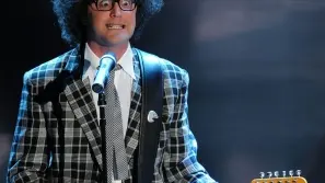 Simone Cristicchi stralunato e surreale si è fatto uno spettacolo su misura il «Grande Hotel Cristicchi»