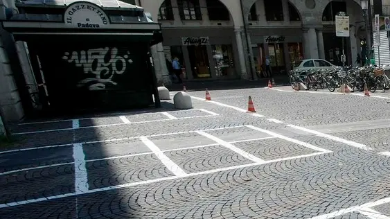 BARON - AGENZIA BIANCHI - PADOVA - PARCHEGGI PER DUE RUOTE IN PIAZZA DELLE ERBE