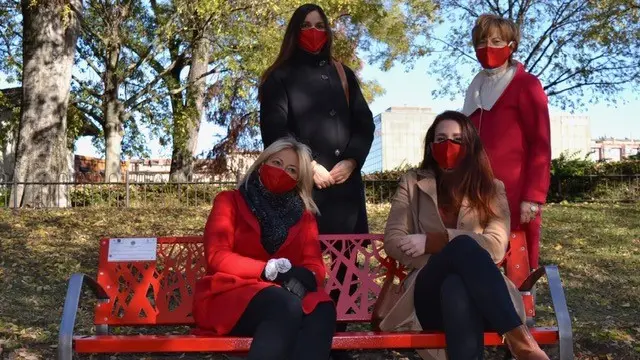 La presidente del Lions club Antenore di Padova, la rappresentante del Gruppo Polis e altre due componenti del club al momento dell’installazione della Panchina Rossa ai Giardini dell'Arena