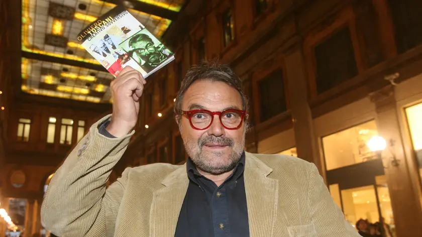20080317 - ROMA - ACE - LIBRI: TOSCANI PRESENTA IL SUO 'CREATIVO SOVVERSIVO'. Oliviero Toscani posa per una foto durante la presentazione del suo libro "Creativo sovversivo", questo pomeriggio a Roma. ANSA/CLAUDIO PERI/DRN